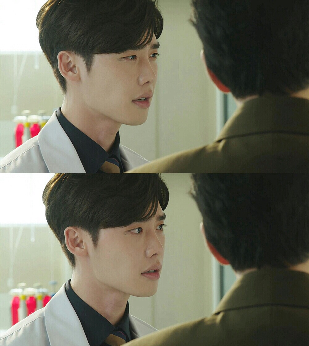 李钟硕doctor异乡人剧照为了拍这部剧减了很多所以真的很瘦