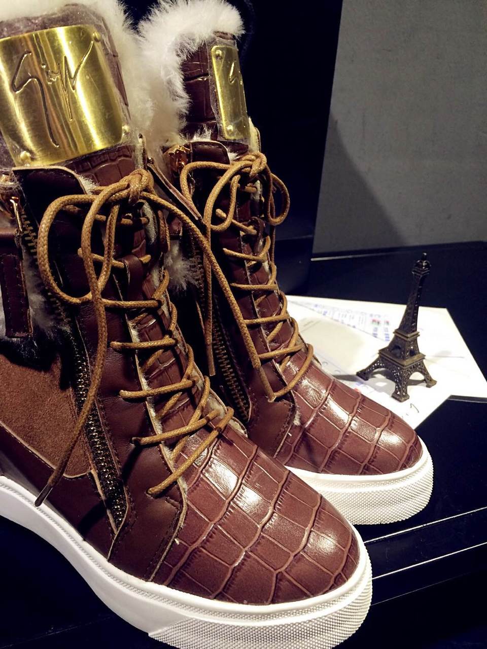 003Giuseppe Zanotti2014秋冬新款短靴❤️ 皮毛一体是今季的主打 Gz也不列外 鞋面特别采用细腻到极致的意大利进口石头纹小牛皮 精致图案质量皮感 进口原版橡胶底 ➕原版五饰扣 整个版型潮流感尽显 百搭款式 内增高6Cm 码数：35-40 黑棕两色任选