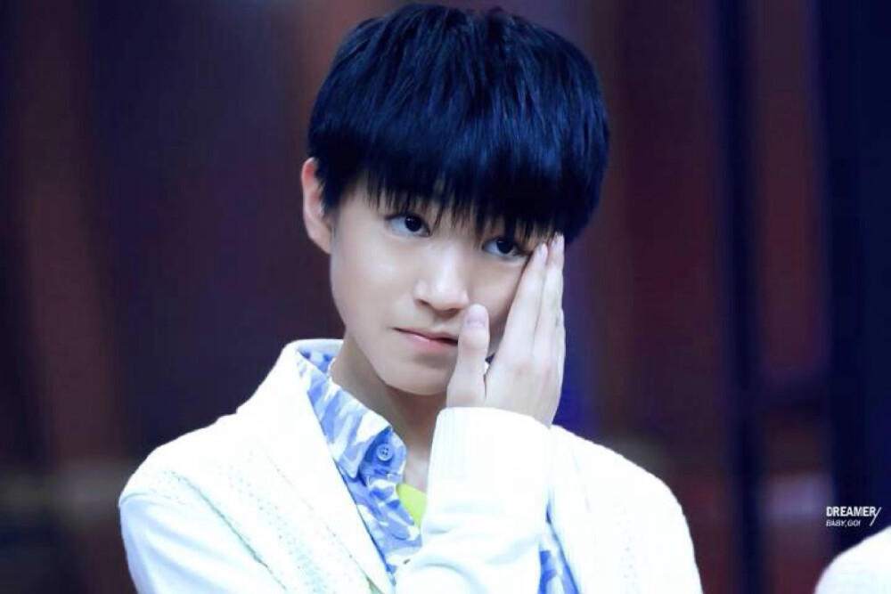 “嘤嘤嘤 小可爱擦擦汗”。TFBOYS王俊凯 cr.logo