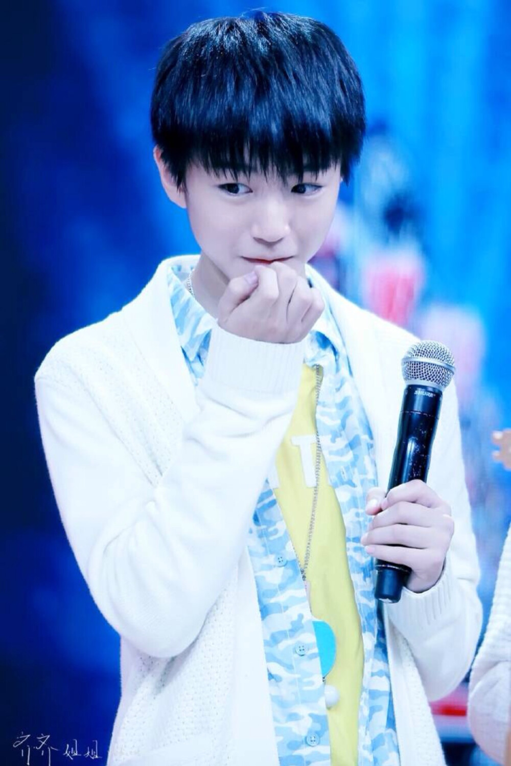 “你怎么辣么可爱”。TFBOYS王俊凯 cr.logo