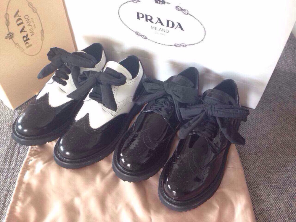 韦雪同款 Prada【原厂货 支持专柜验货】一个款两种穿法，配送不同风格鞋带一副！一个甜美学院风，一个酷酷英伦风，既好看又百搭！尺码：35M-39M