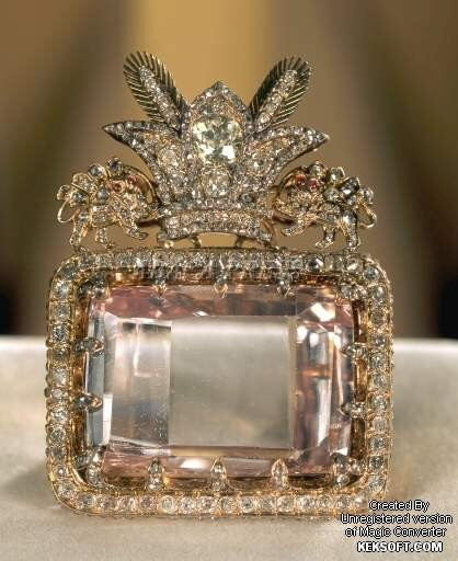 光明之海”钻石：“光明之海”和“光明之山”是两颗富有传奇色彩的钻石，原属于印度的莫卧尔皇帝，后成为纳弟尔国王的战利品。“光明之山”几经转手，现为英国王室所有。“光明之海”钻石为浅桃色，长1.5英寸、宽1英寸、厚0.375英寸，重量为182克拉。