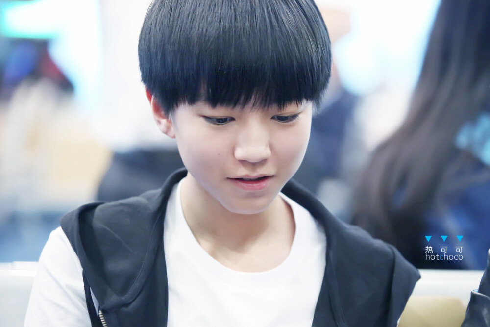 TFBOYS王俊凯 2014年4月 机场图 cr logo