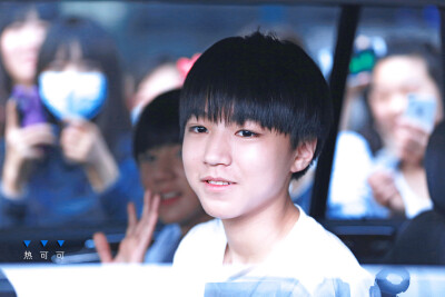 TFBOYS王俊凯 2014年4月 机场图 cr logo