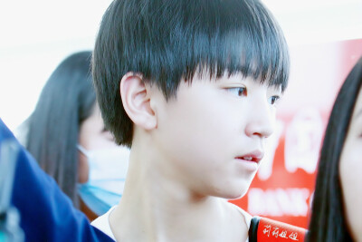 TFBOYS王俊凯 2014年4月 机场图 cr logo