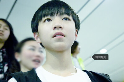 TFBOYS王俊凯 2014年4月 机场图 cr logo