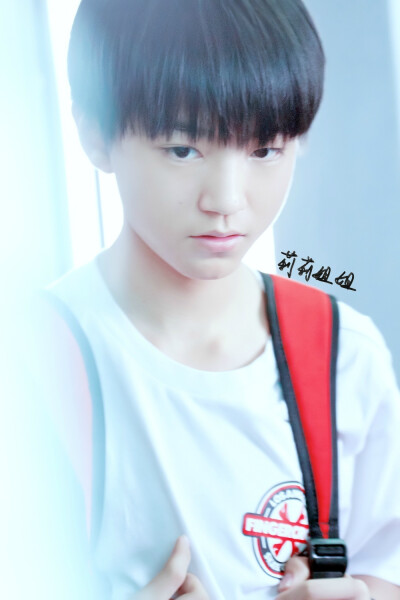 TFBOYS王俊凯 2014年4月 机场图 cr logo