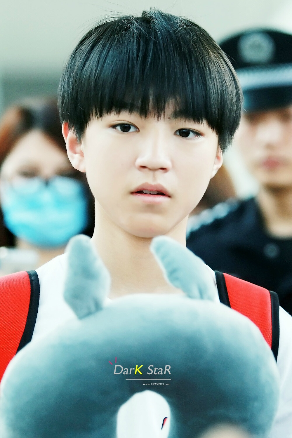 TFBOYS王俊凯 2014年4月 机场图 cr logo