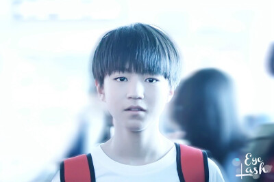 TFBOYS王俊凯 2014年4月 机场图 cr logo