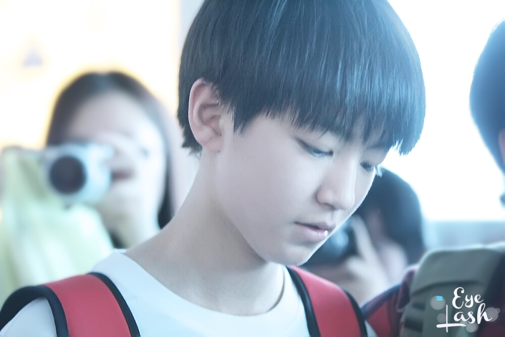 TFBOYS王俊凯 2014年4月 机场图 cr logo