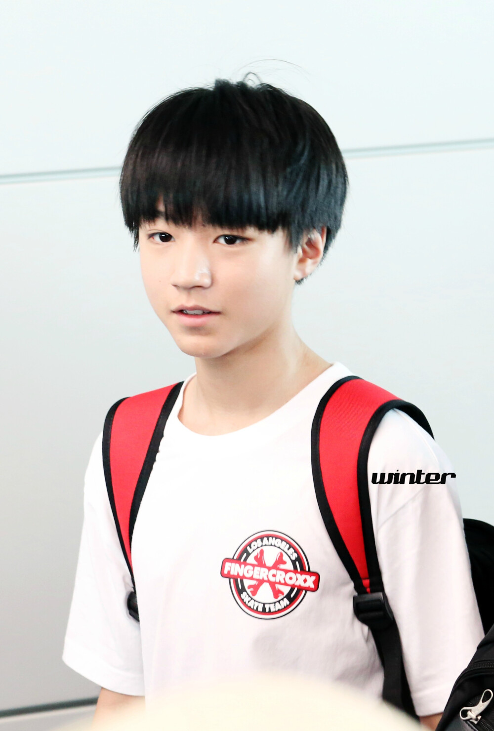 TFBOYS王俊凯 2014年4月 机场图 cr logo