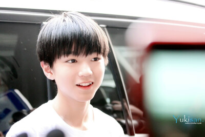 TFBOYS王俊凯 2014年4月 机场图 cr logo