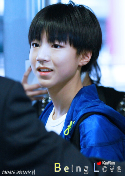 TFBOYS王俊凯 2014年4月 机场图 cr logo