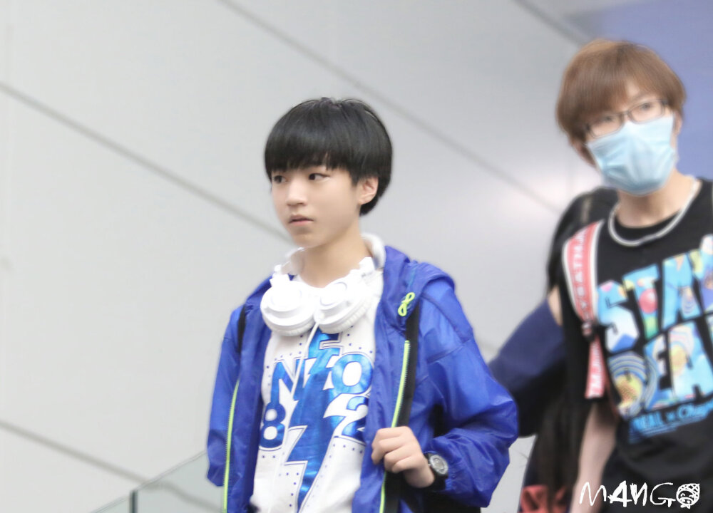 TFBOYS王俊凯 2014年4月 机场图 cr logo