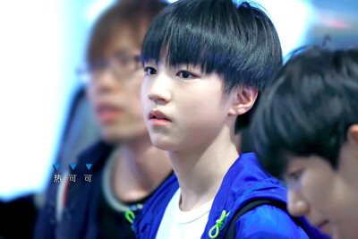 TFBOYS王俊凯 2014年4月 机场图 cr logo