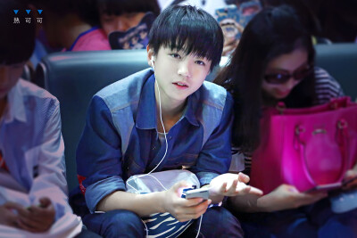 TFBOYS王俊凯 2014年5月 机场图 cr logo