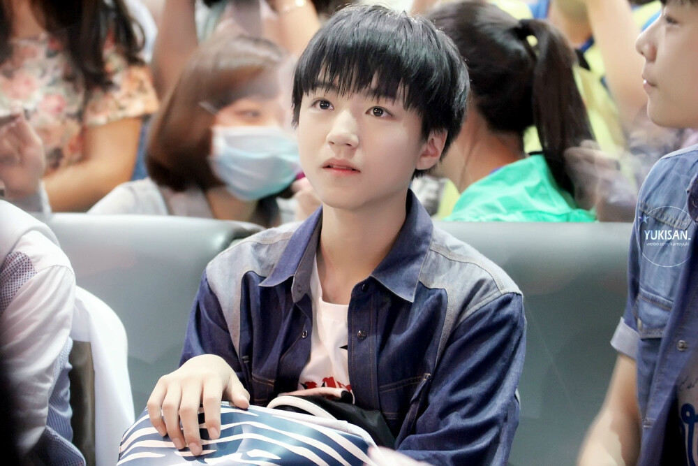 TFBOYS王俊凯 2014年5月 机场图 cr logo