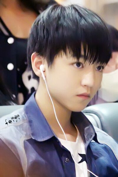 TFBOYS王俊凯 2014年5月 机场图 cr logo