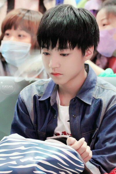 TFBOYS王俊凯 2014年5月 机场图 cr logo