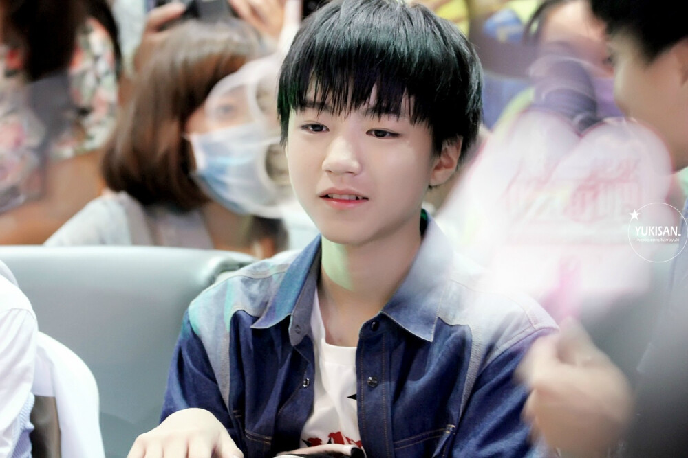 TFBOYS王俊凯 2014年5月 机场图 cr logo