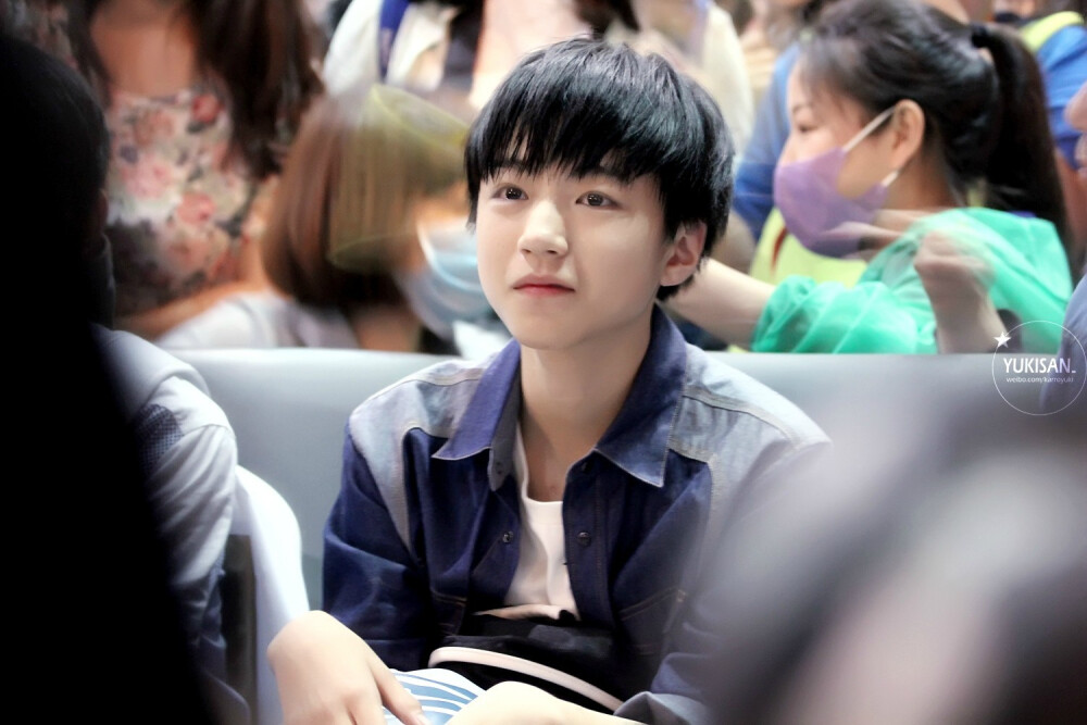 TFBOYS王俊凯 2014年5月 机场图 cr logo