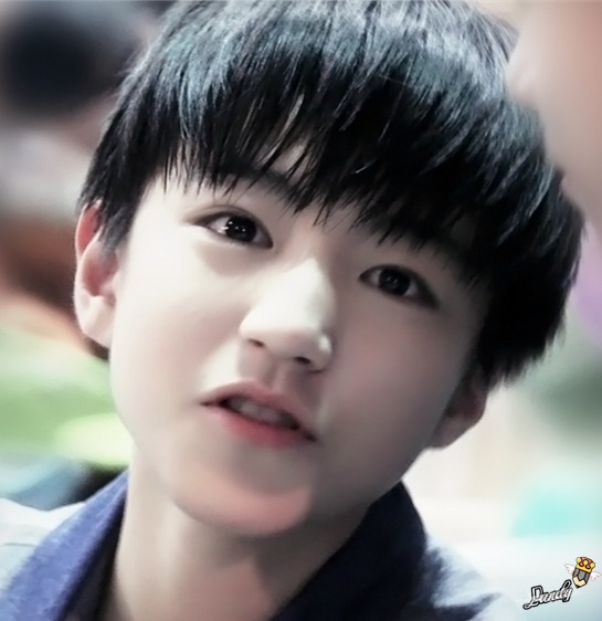 TFBOYS王俊凯 2014年5月 机场图 cr logo