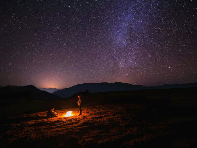 此时，我只见到寂寞的星空夜幕，却感受不到篝火的温暖……