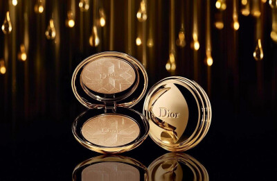 Dior 迪奥 Golden Shock 2014 金灿圣诞彩妆系列 金灿星光蜜粉盒 #001 #002：2个都是限量色，002偏粉，2款都带着金色珠光微粒，只要轻轻一扫就有立体感。金色镜面的盒子超漂亮。