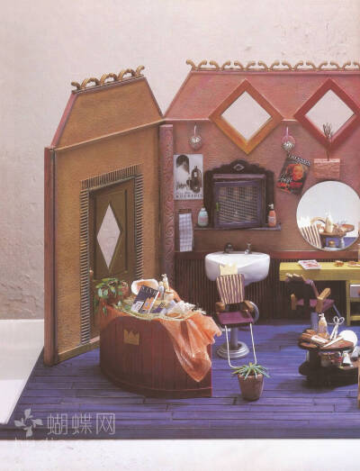 及川久美的娃娃屋，是日本的一位女士利用身边一些废弃品进行创作，把这些生活中随处可见的物品变成可爱的娃娃屋