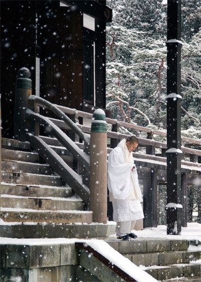 大雪，寺庙，与 和尚。