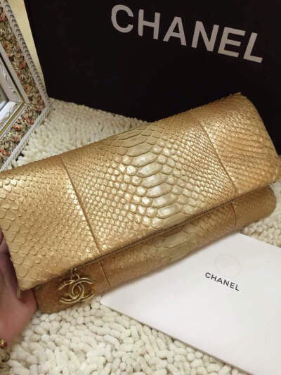 【✈️Chanel✈️】殿堂级手拿包黄金大蟒蛇皮超级高贵，上身效果真心美[爱情][愉快]尺寸32x18Cm