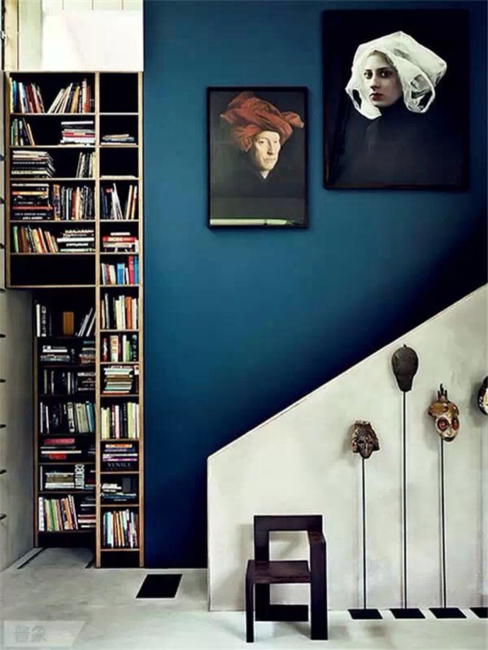  孔雀蓝是蓝色中最神秘的一种，几乎没有人能确定它正确的色值所在，是模糊色的一种，不同的人会对它有不同的诠释，代表的意义是隐匿。在印刷领域里，这种颜色会和设想存在很大的误差。在精神领域里，这个颜色是遥不可攀的神界的颜色，是除了金银以外的一个特殊色。