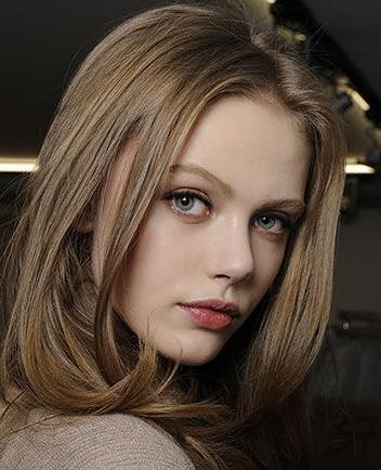 【Frida Gustavsson】弗丽达·古斯塔夫松 国籍:瑞典 出生地:瑞典斯德哥尔摩 出生日期:1993年6月6日 身高:185cm 三围:78-59-88