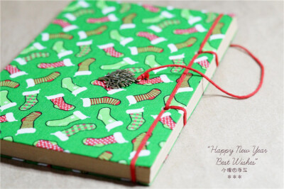 圣诞袜的手工布艺笔记本，满满心意的圣诞礼物！我在成都，祝大家有个愉快的圣诞节哦！