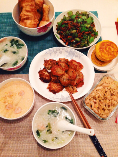 晚餐—虾仁青菜粥+脆薯饼+虾仁炖蛋+青椒炒肉+南瓜烙饼+泡菜+油条