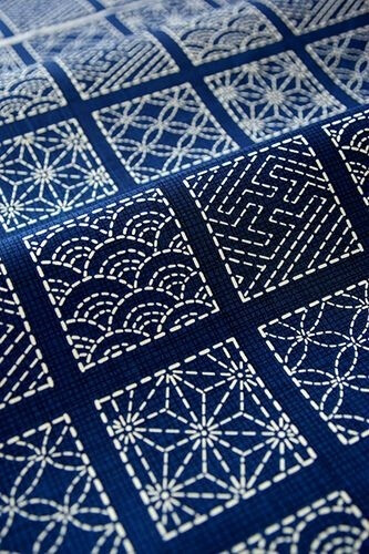 Sashiko (刺し子)是指用白线在靛染蓝布上刺绣重复的简单几何图案。这种技巧最早是用来表现水波，或者用来缝补衣服加以装饰。但是日本人的美学意识却可以点石成金，把它变成一种褪却所有技巧的“大巧”，以直截了当的方式指向了审美的根本。