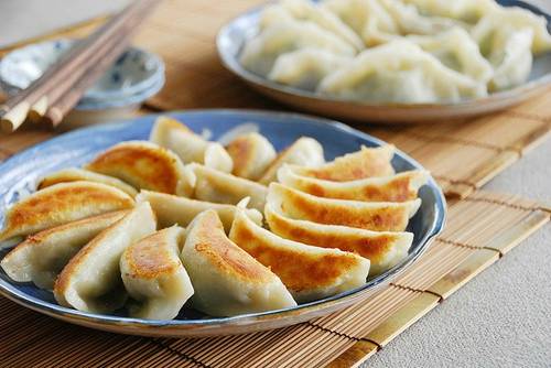 【电饭煲煎饺】：油铺满整个锅底，摁煮饭键，半分钟后铺速冻饺子，盖好继续煮，听到劈啪声开盖，加水没过饺子一小半，继续煮到再次跳键时就能吃啦！微博 @日食记