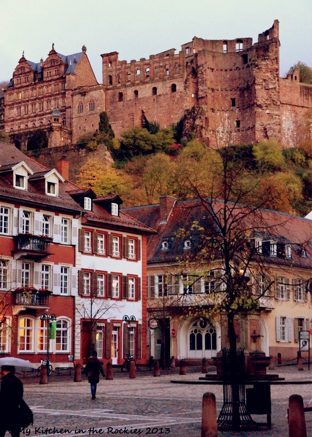 Heidelberg, Germany。德国海德堡，是巴登-符腾堡州的城市。海德堡是一个充满活力的传统和现代混合体。秀美的海德堡是内卡河畔的文化古城和大学城，它是浪漫德国的缩影。曲折而幽静的小巷沟通者古堡和小河，充满了诗情画意。海德堡实在有太多理由值得被人宠爱，这是一个“偷心”的城市。诗人歌德“把心遗失在海德堡”，马克·吐温说海德堡是他“ 到过的最美的地方