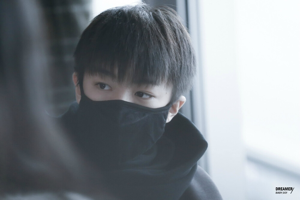 TFBOYS王俊凯 2014年12月 机场图 cr logo