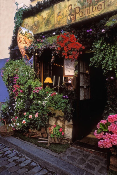 巴黎 - 蒙马特 迷人的法国餐厅 Small, intimate and charming French restaurant ~ As beautiful outside as it is inside. Paris - Montmartre.