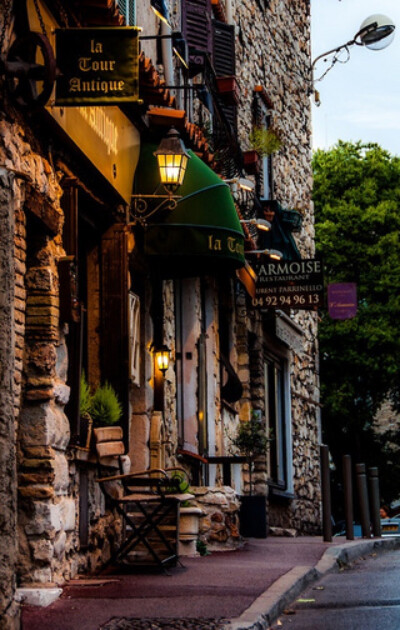 巴黎 - 蒙马特 迷人的法国餐厅 Small, intimate and charming French restaurant ~ As beautiful outside as it is inside. Paris - Montmartre.