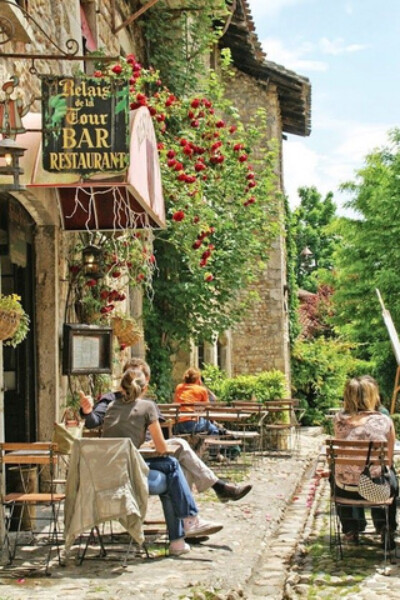 巴黎 - 蒙马特 迷人的法国餐厅 Small, intimate and charming French restaurant ~ As beautiful outside as it is inside. Paris - Montmartre.