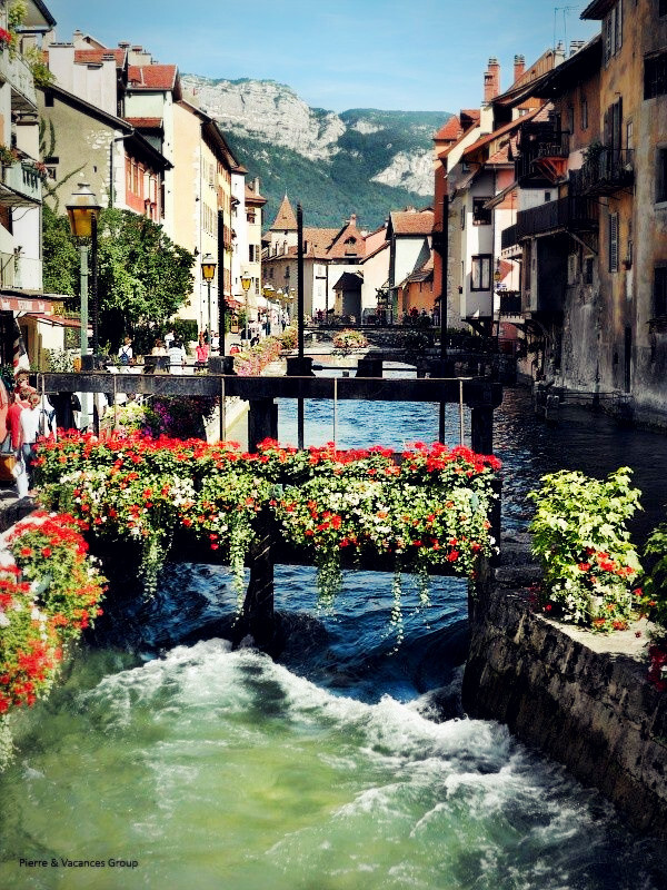 Annecy, France。 法国高萨瓦省的安锡湖畔的安锡小镇，又译安纳西，以勃朗峰为背景，有丰富的自然景观。被誉为是“阿尔卑斯山的阳台”的安锡小镇冬季是滑雪爱好者聚集的天堂！这里有高山滑雪和越野滑雪，还可以玩雪橇，或者穿上特制鞋板在雪上行走，欣赏雪景和小镇的美景。法国的依云矿泉水和安纳西湖是同源，是法国最干净的湖哟！