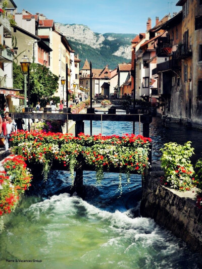 Annecy, France。 法国高萨瓦省的安锡湖畔的安锡小镇，又译安纳西，以勃朗峰为背景，有丰富的自然景观。被誉为是“阿尔卑斯山的阳台”的安锡小镇冬季是滑雪爱好者聚集的天堂！这里有高山滑雪和越野滑雪，还可以玩雪…