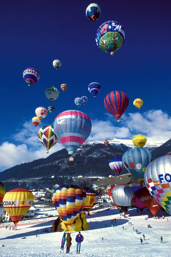 Hot Air Balloon Fest in Château-d'Oex, Swiss Alps。瑞士代堡，是瑞士联邦西部法语区的沃州下设的一个镇。在行政上属于湖滨高地区管辖。代堡这个世界热气球运动之乡，以其独特的环境和适合热气球运动的小气候 而闻名。每年，来自世界各地20个国家和地区的80多个新老朋友将会聚一堂，参加空中表演、异型气球展示、滑翔伞、三角翼表演等多姿多彩的活动。