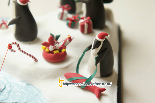 企鹅爷爷正在准备给大家的圣诞礼物，身旁的袋子里已经装得满满，拐杖糖制成的鱼竿上又收获了一条，而此时的它却顾不上收杆，因为他正细心的在岸边包装礼物（弹力龟原创手工）