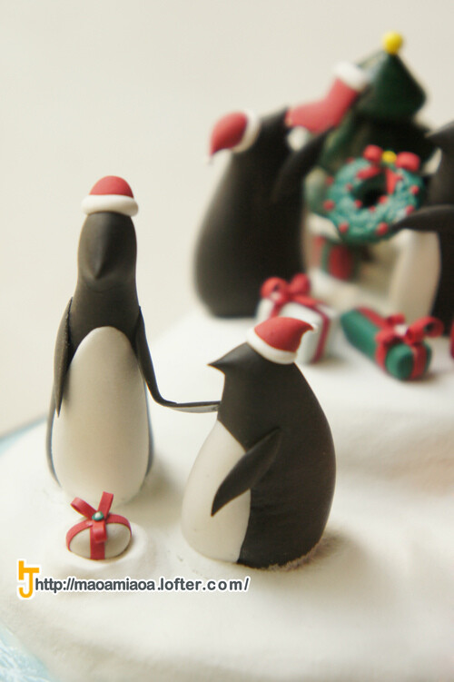 企鹅夫妇迎来了他们最美好的圣诞礼物——它们的宝宝。他们牵着手，憧憬着新生命的到来（弹力龟原创手工）