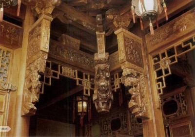 雀替是中国古建筑的特色构件之一。宋代称“角替”，清代称为“雀替”，又称为“插角”或“托木”。