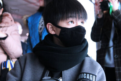 TFBOYS王俊凯 2014年12月 机场图 cr logo