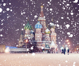 漂亮的城堡，下着晶莹剔透的雪花，犹如童话世界。